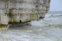 Erosion des falaises de craie par les vagues - encoche d'érosion à marée haute